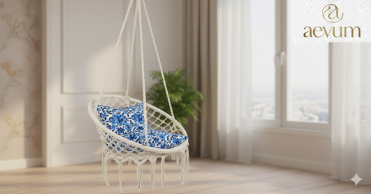 Silla colgante de macramé tejida a mano en color crudo con flecos decorativos estilo boho-chic - Aevum Chile.