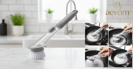 Cepillo de limpieza ergonómico con mango transparente dispensador de jabón y cerdas resistentes - Aevum Chile.